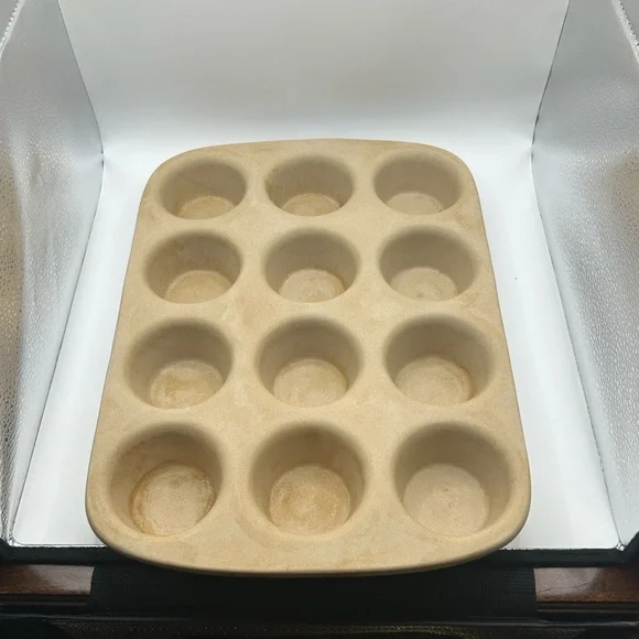 EUC Pampered Chef Family Heritage Classic 12 Cup Muffin Pan